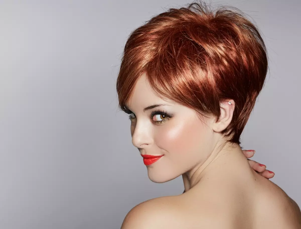 Warna untuk Rambut Pendek (67 Foto): Corek tren yang indah untuk potongan rambut wanita pendek 2021. Bagaimana cara memilih nuansa terbaik? 5176_53