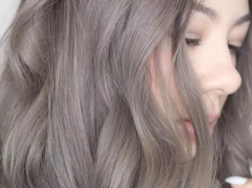 灰色の髪（66枚の写真）：色合い金髪、紫 - 灰髪の髪と濃い茶色の髪。染色後の彼らの世話をする方法は？ 5178_4