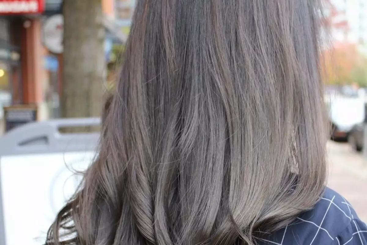 Ash ruskea hiukset (66 kuvaa): valo ja tummanruskeat hiukset varjossa vaaleat, violetti-tuhka hiukset. Kuinka huolehtia niistä värjäyksen jälkeen? 5178_5