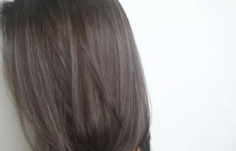 Rambut perang abu (66 foto): rambut coklat cahaya dan gelap dengan warna berambut perang, rambut ungu-abu. Bagaimana untuk menjaga mereka selepas pewarnaan? 5178_64