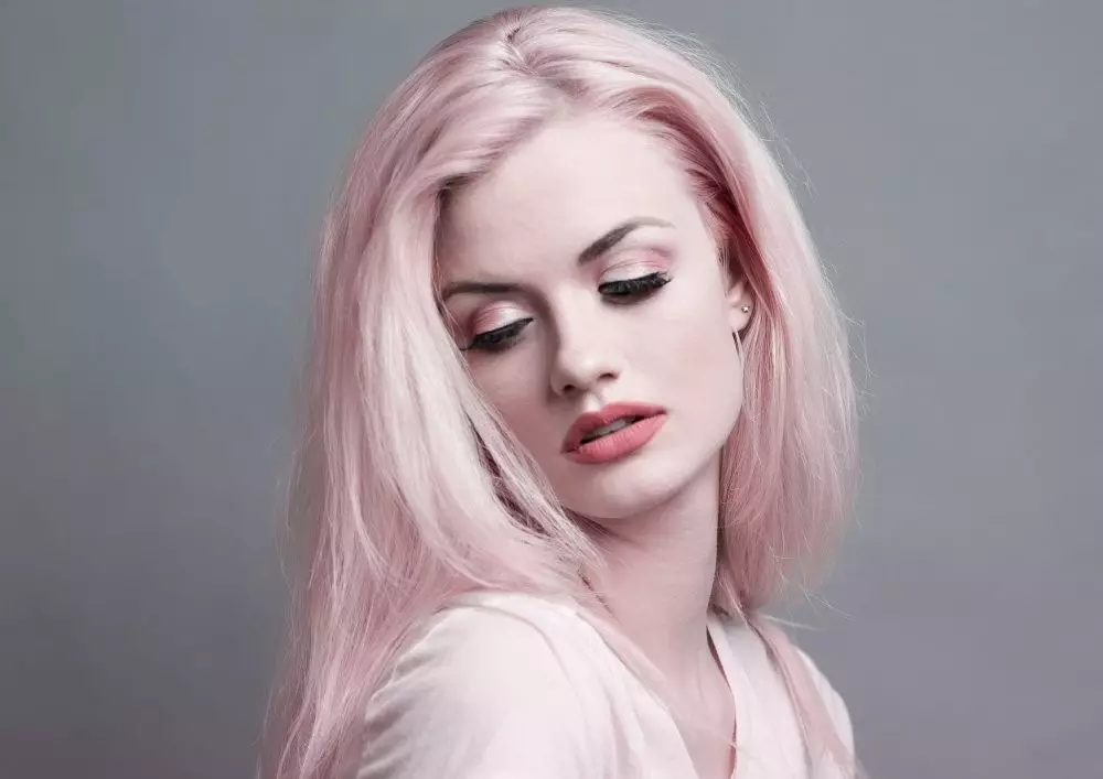 Pelenų rožinės plaukų spalva (58 nuotraukos): blondinė ir kiti pelenų atspalviai su rožine prakaitu. Kaip gauti spalvą trumpais ir ilgais plaukais? 5180_23