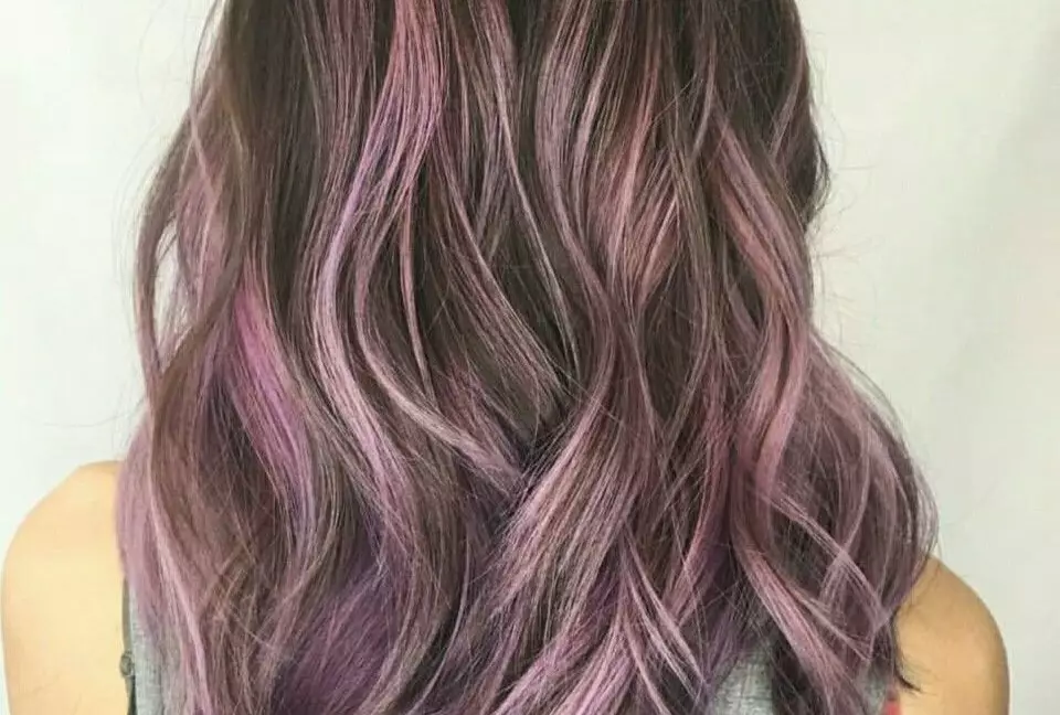Ngjyra e flokëve të hirit (58 foto): bjonde dhe hije të tjera të hirit me një djersë rozë. Si të merrni një ngjyrë në flokë të shkurtër dhe të gjatë? 5180_31