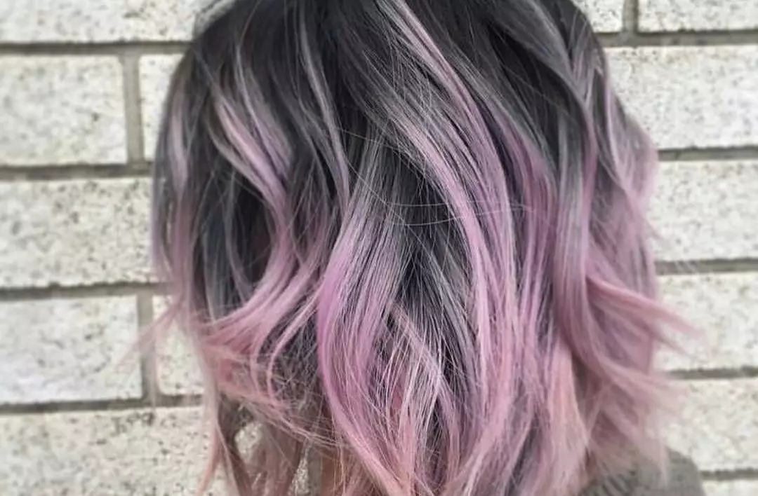 एश-गुलाबी बालों का रंग (58 फोटो): गुलाबी पसीने के साथ गोरा और राख के अन्य रंगों। छोटे और लंबे बालों पर रंग कैसे प्राप्त करें? 5180_33