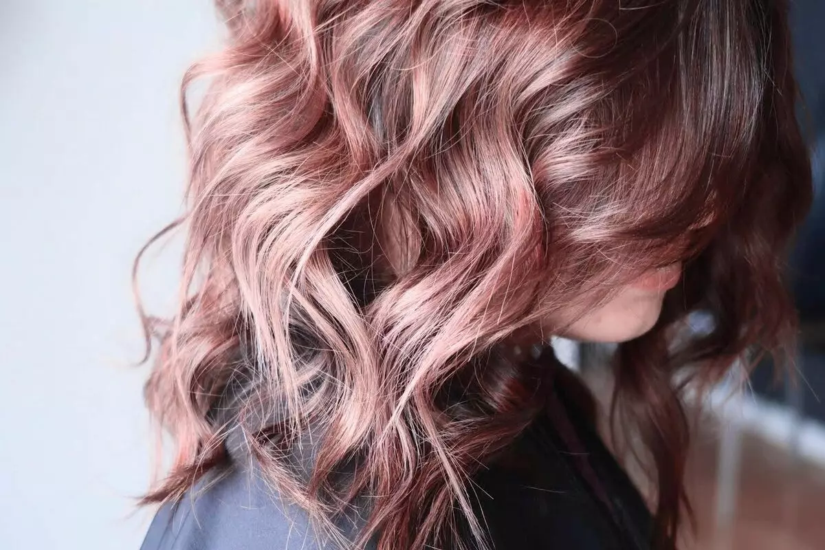 Couleur des cheveux rose cendrés (58 photos): blonde et autres nuances de cendres avec sueur rose. Comment obtenir une couleur sur les cheveux courts et longs? 5180_5