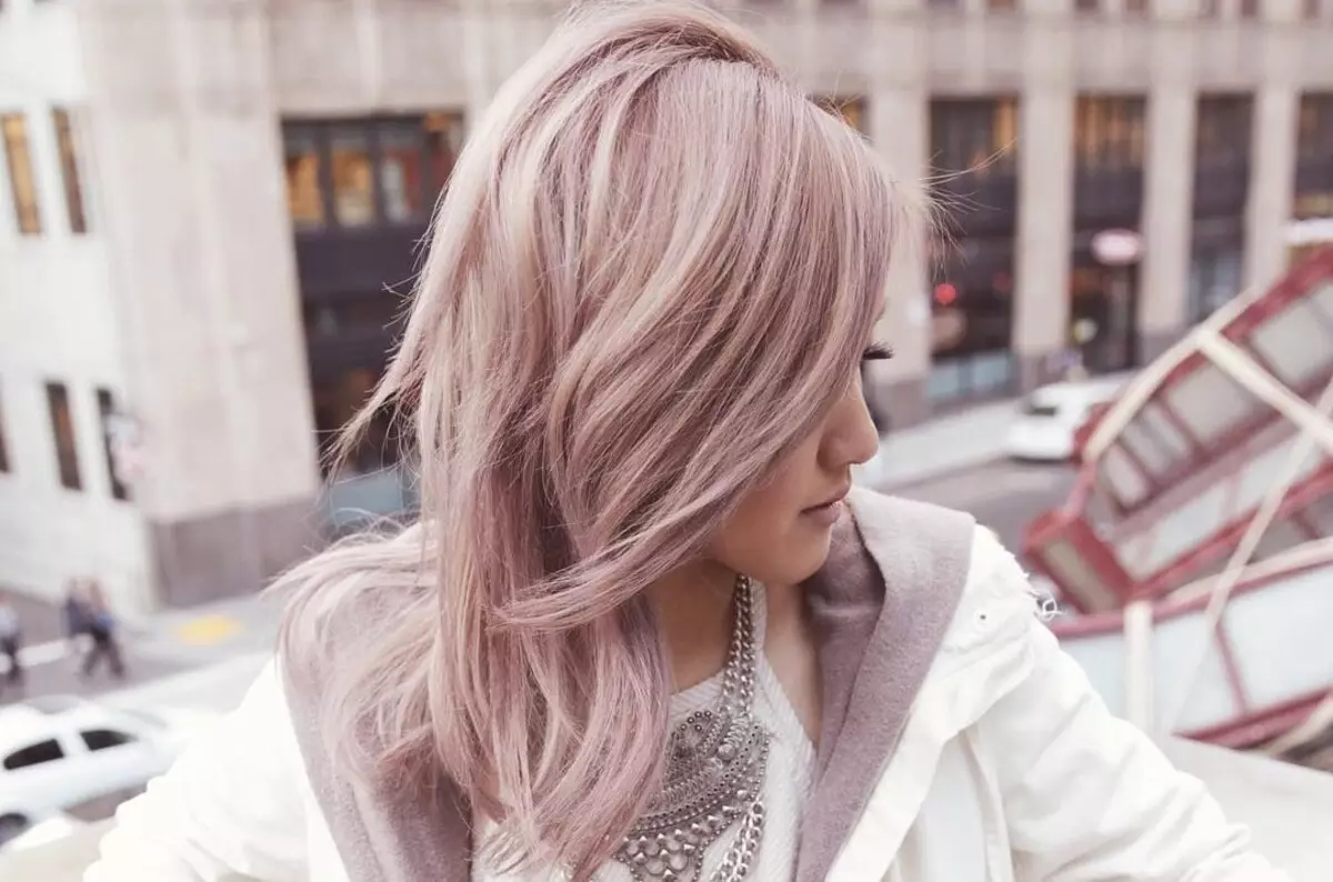 灰粉色頭髮顏色（58張照片）：金發女郎和其他色調的灰燼，粉紅色的汗水。如何在短髮和長發上獲得顏色？ 5180_6