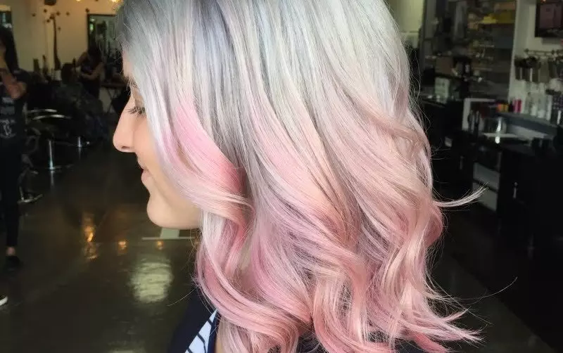 Cor de cabelo rosa (58 fotos): loira e outros tons de cinzas com suor rosa. Como obter uma cor em cabelos curtos e longos? 5180_9
