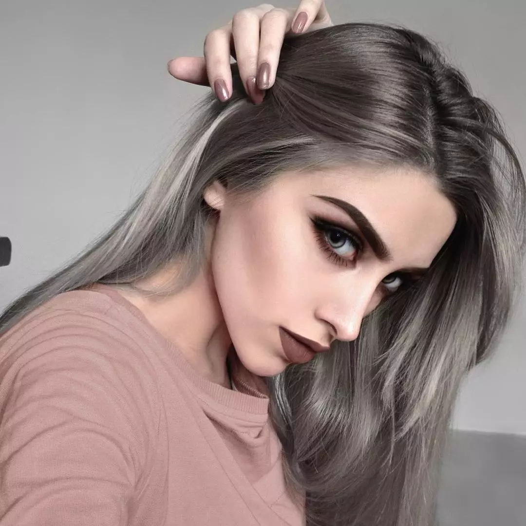 Parul cenușii cenușii (42 fotografii): Cine se va potrivi umbra lui Silver-Ash Blond? Caracteristicile de colorare în culoarea de cenușă de argint 5186_2