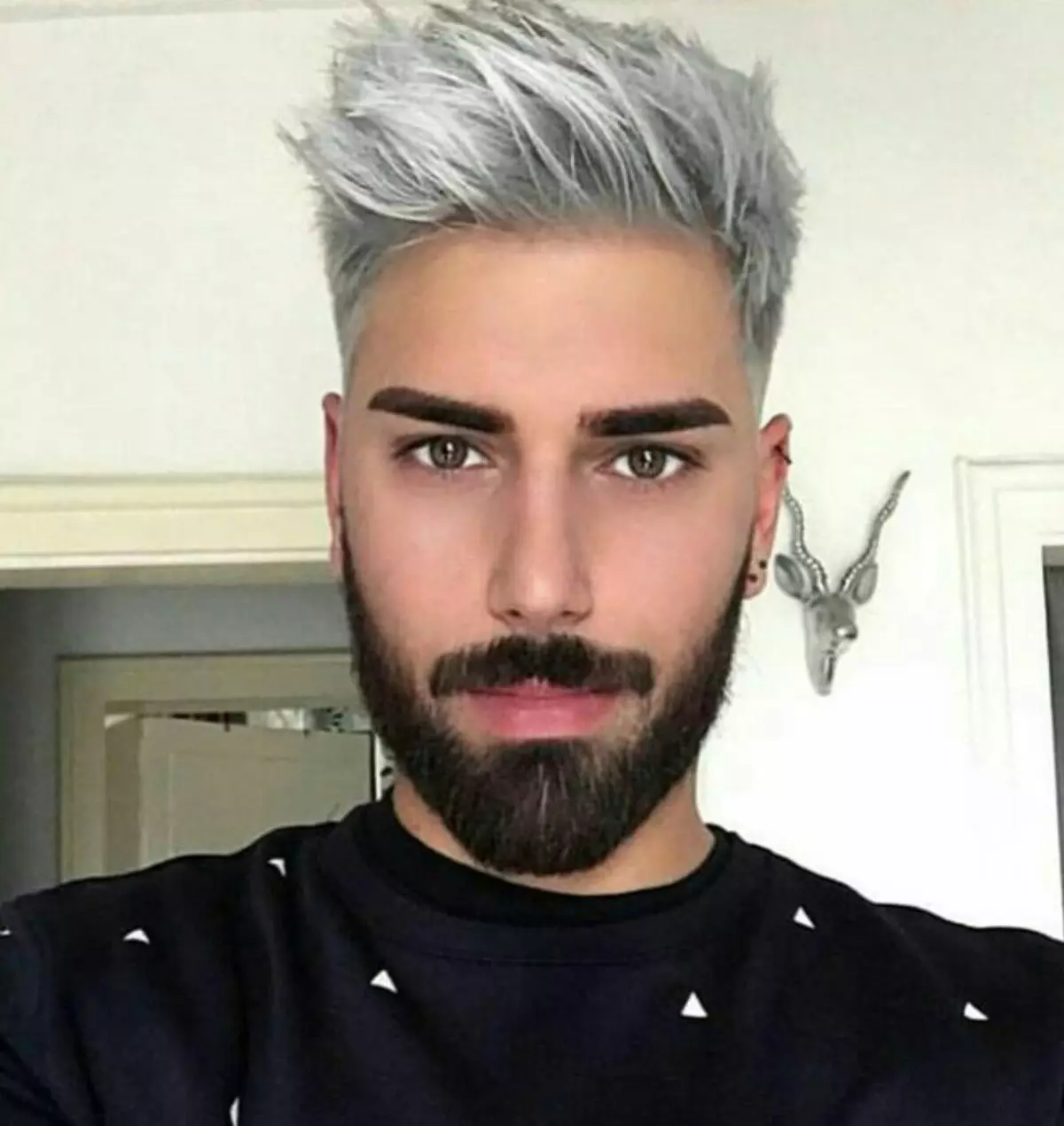 Parul cenușii cenușii (42 fotografii): Cine se va potrivi umbra lui Silver-Ash Blond? Caracteristicile de colorare în culoarea de cenușă de argint 5186_28