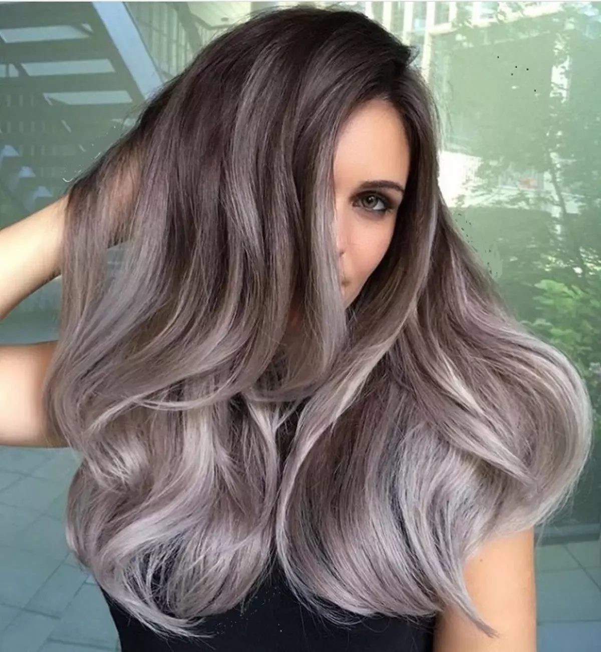 Parul cenușii cenușii (42 fotografii): Cine se va potrivi umbra lui Silver-Ash Blond? Caracteristicile de colorare în culoarea de cenușă de argint 5186_40