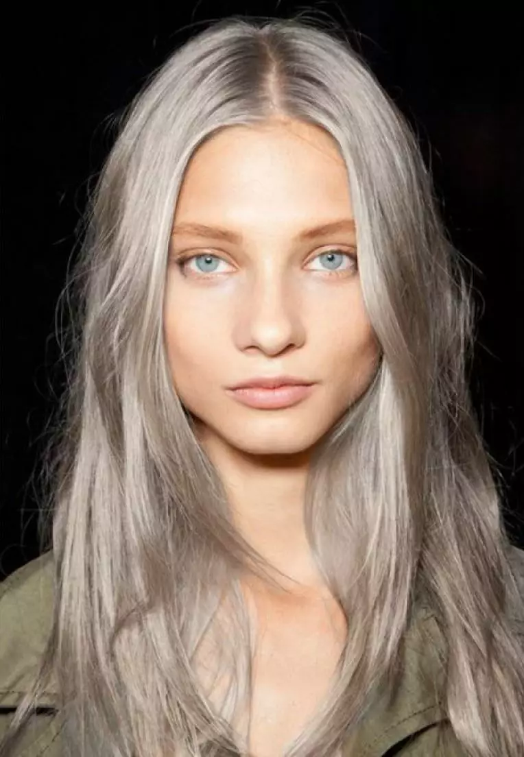 灰灰色的头发（42张照片）：谁将适合银灰金发的阴影？银灰色染色的特点 5186_5