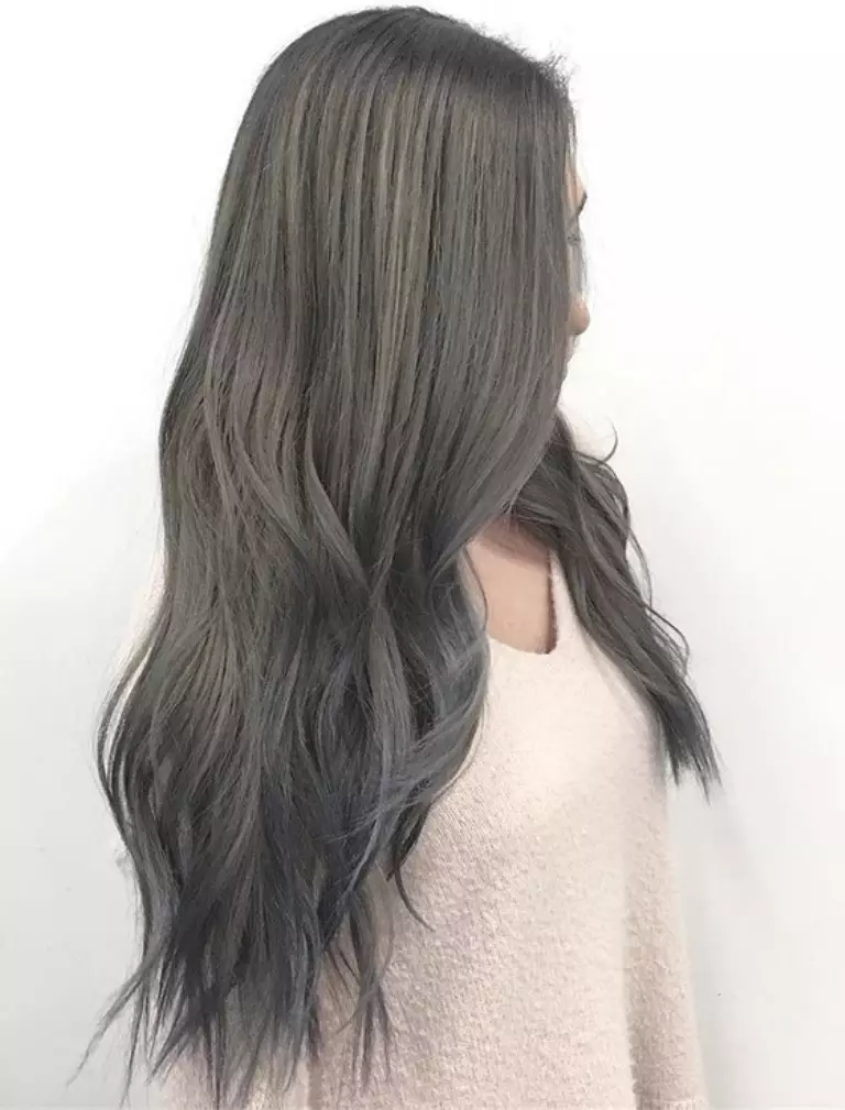 Ash-szürke haj (42 fotók): Ki illeszkedik az ezüst-hamu szőke árnyékához? A festés jellemzői ezüst-hamu színben 5186_9