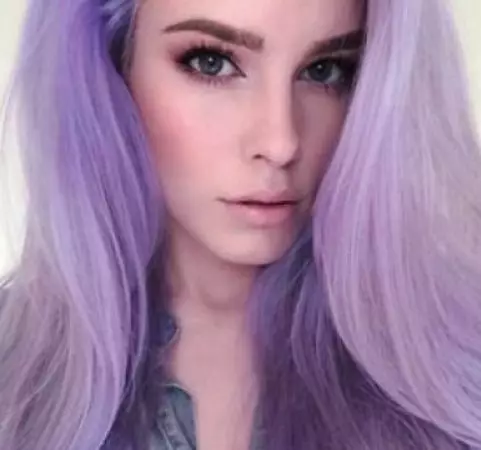 Warna rambut abu-ungu (23 foto): Warna pirang pirang, ringan dan gelap. Bagaimana cara melukis rambut Anda? 5188_15
