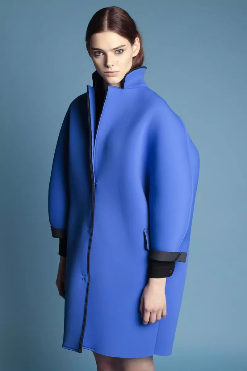 Neoprene Coat (76 புகைப்படங்கள்): வடிவமைப்பாளர்கள் ஃபேஷன் சேகரிப்புகள், விமர்சனங்கள் 518_31