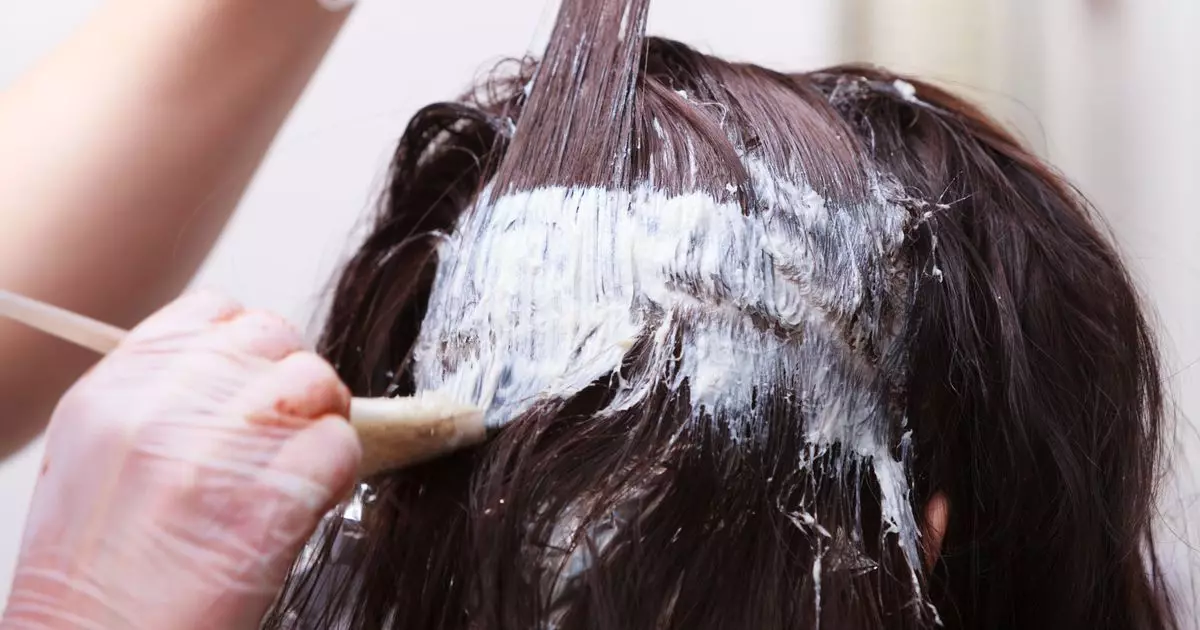 Medovo-Caramel צבע שיער (41 תמונות): איך לבחור את גוונים של דבש קרמל? איך לצייר שיער קצר וארוך? 5190_16