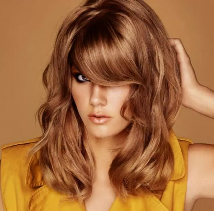 Medovo-Caramel χρώμα μαλλιών (41 φωτογραφίες): Πώς να επιλέξετε τις αποχρώσεις του μελιού καραμέλα; Πώς να ζωγραφίσετε τα μικρά και μακριά μαλλιά; 5190_28