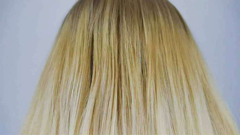 Солом'яний колір волосся (55 фото): різновиди відтінків соломи. Кому підійдуть холодні і теплі тони? 5195_9