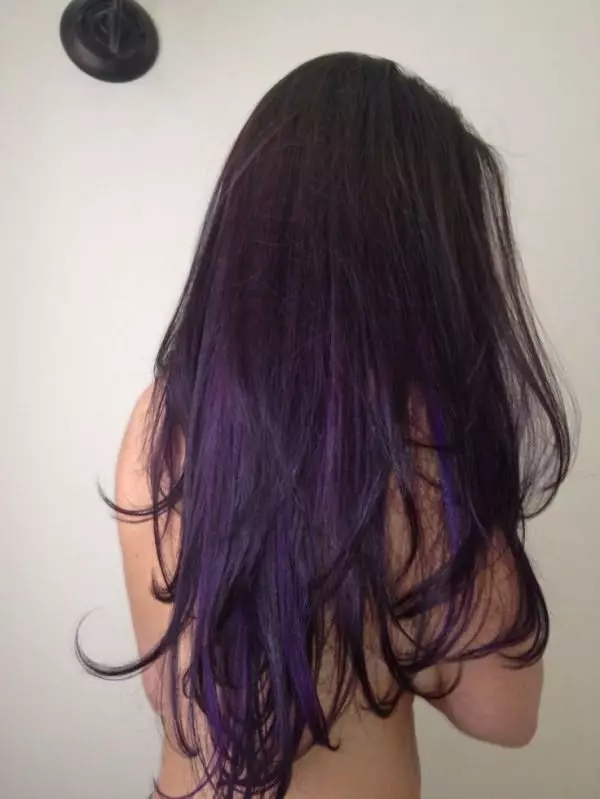 Violet svart hår (20 bilder): Hvem går svart hårfarge med en lilla svette? Svart hår med ender av lilla nyanse og andre alternativer 5198_6