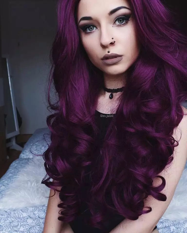 Violet svart hår (20 bilder): Hvem går svart hårfarge med en lilla svette? Svart hår med ender av lilla nyanse og andre alternativer 5198_9