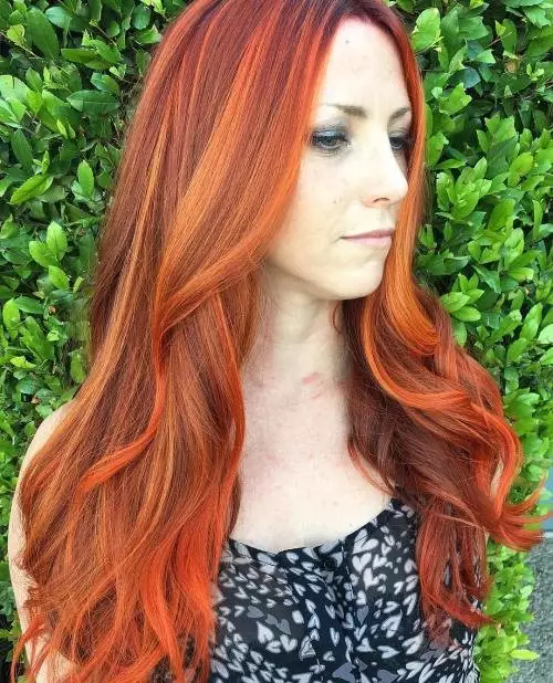 Flokët e kuqe të ndritshme (47 foto): Si të merrni hije të verdhë dhe portokalli? Si për të arritur ngjyrë qelibar? Kush shkon e kuqe dhe si të dilni nga kjo ngjyrë? 5200_11