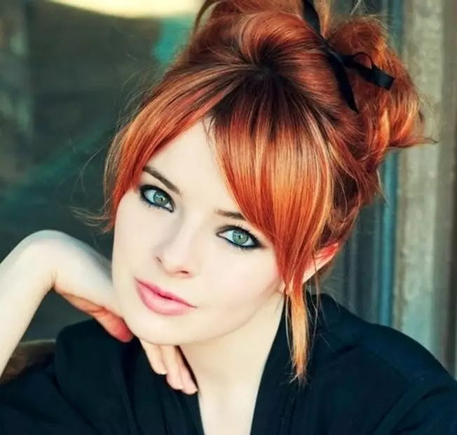 Flokët e kuqe të ndritshme (47 foto): Si të merrni hije të verdhë dhe portokalli? Si për të arritur ngjyrë qelibar? Kush shkon e kuqe dhe si të dilni nga kjo ngjyrë? 5200_17