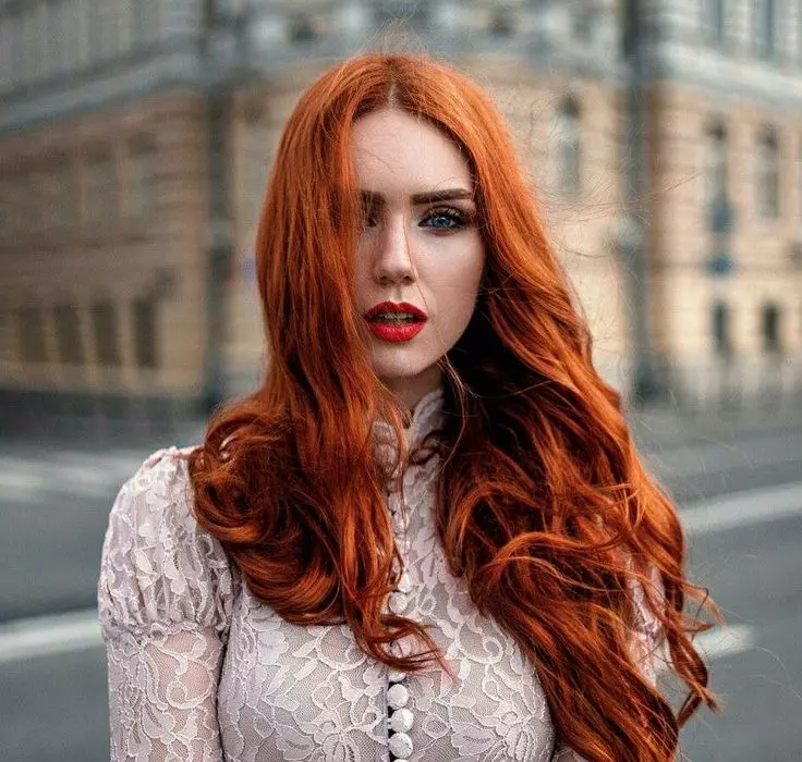 Jasné červené vlasy (47 fotografií): Ako sa dostať žlté a oranžové odtiene? Ako dosiahnuť jantárový? Kto ide červený a ako sa dostať z tejto farby? 5200_18