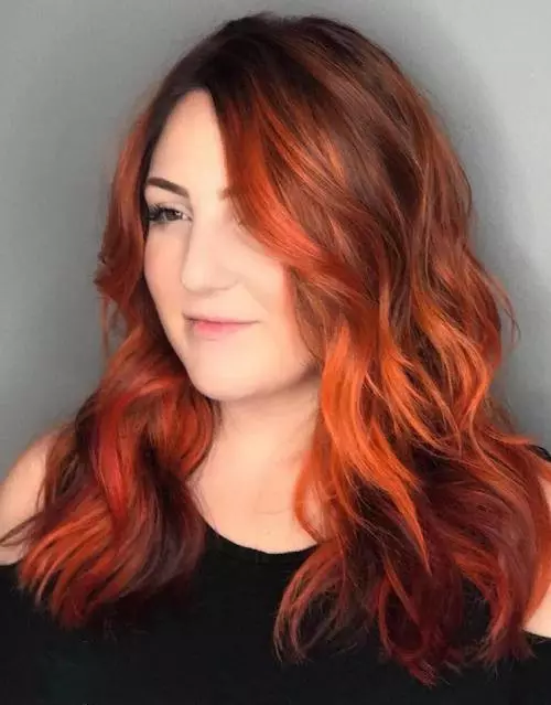 Flokët e kuqe të ndritshme (47 foto): Si të merrni hije të verdhë dhe portokalli? Si për të arritur ngjyrë qelibar? Kush shkon e kuqe dhe si të dilni nga kjo ngjyrë? 5200_20