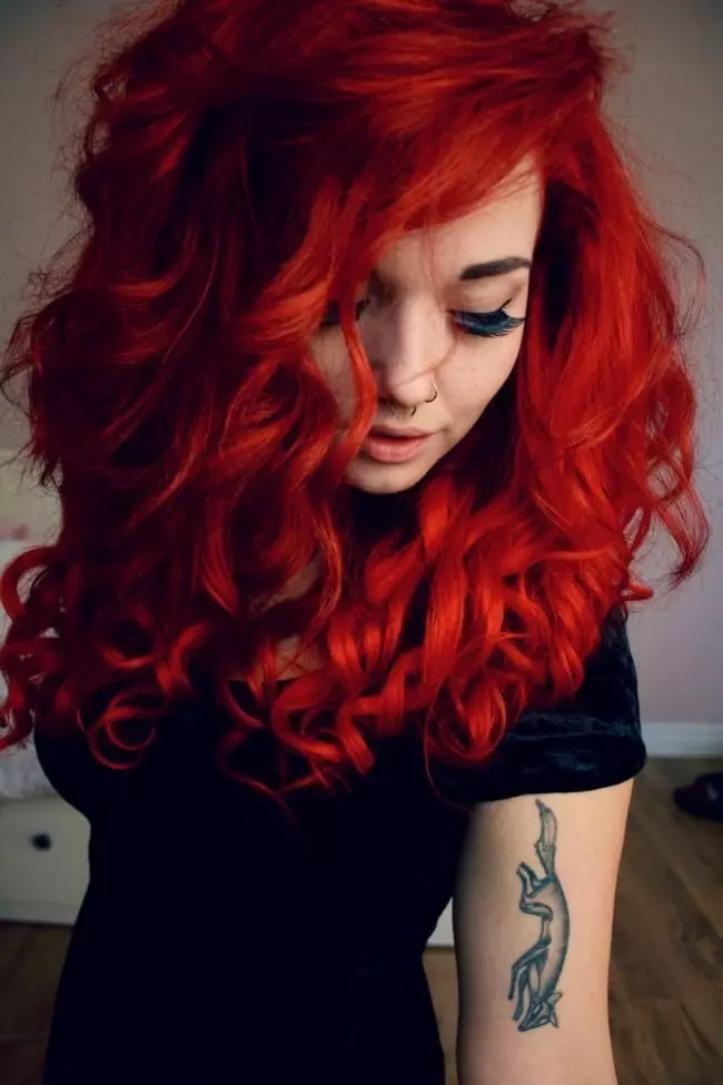 Flokët e kuqe të ndritshme (47 foto): Si të merrni hije të verdhë dhe portokalli? Si për të arritur ngjyrë qelibar? Kush shkon e kuqe dhe si të dilni nga kjo ngjyrë? 5200_6