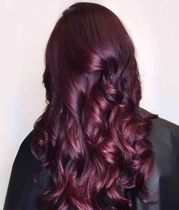 Бургундија боја на коса (53 фотографии): Кој е темниот Бургундија? Боја на косата на црвено вино и други интересни нијанси. Што е Бургундија? Дали оди темно? 5204_22