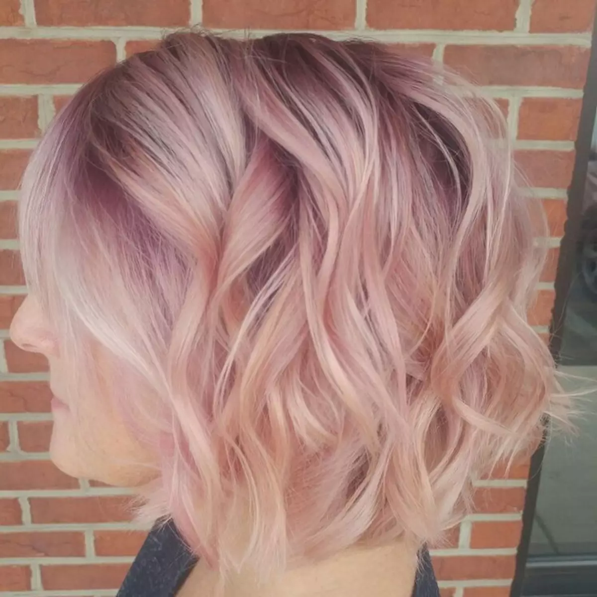 Окрашивание на средние волосы с розовым оттенком