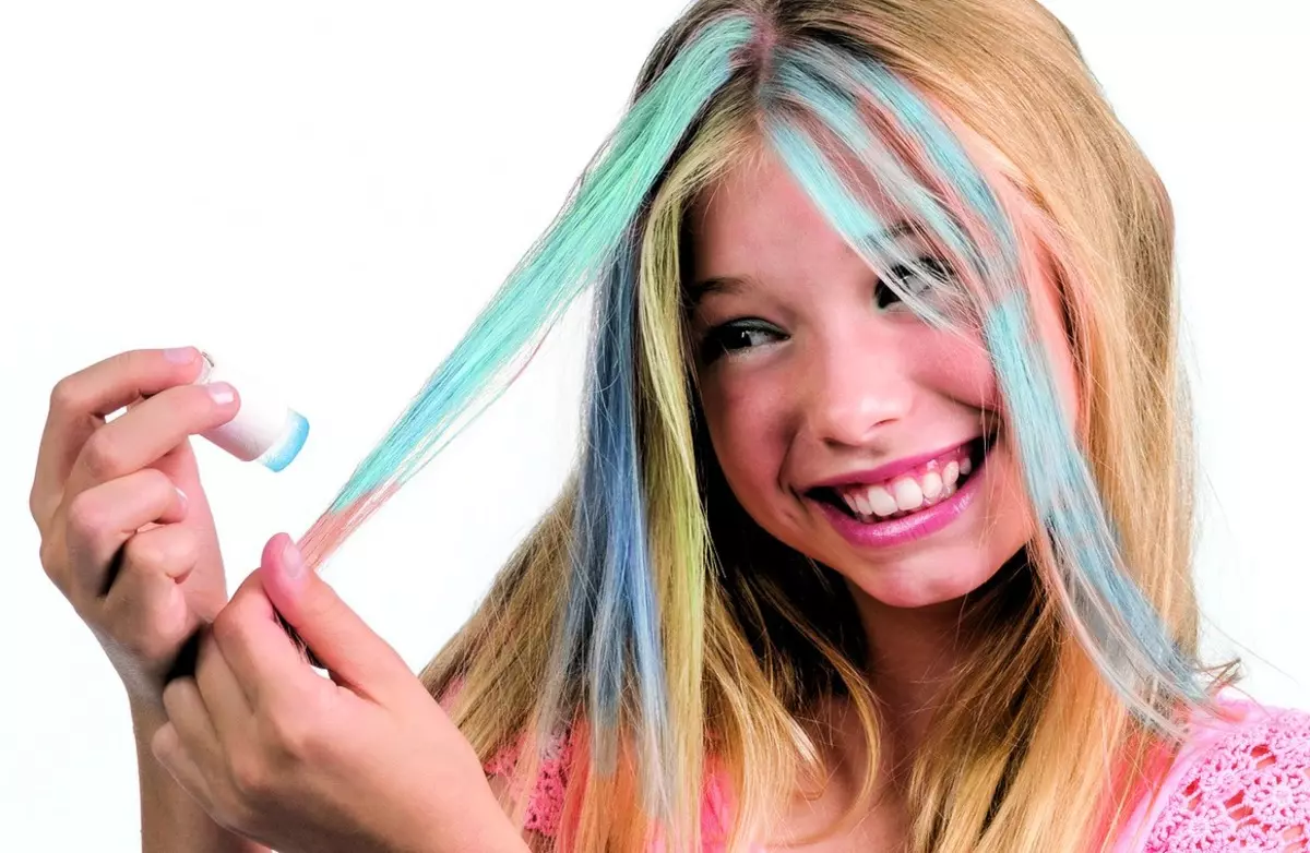 Почему дети красят. Окрашивание волос для девочек. Крашеные пряди волос для девочек-подростков. Окрашивание волос подростку. Окрашивание волос детям.