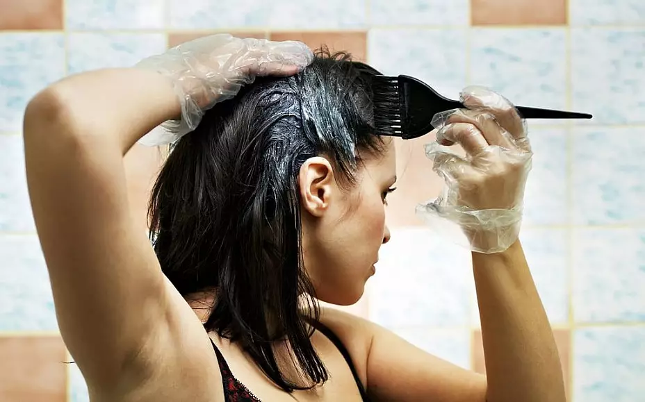 Cum să spălați vopseaua neagră cu părul? 35 Fotografie Ce pot spăla rapid vopseaua neagră acasă? 5227_3