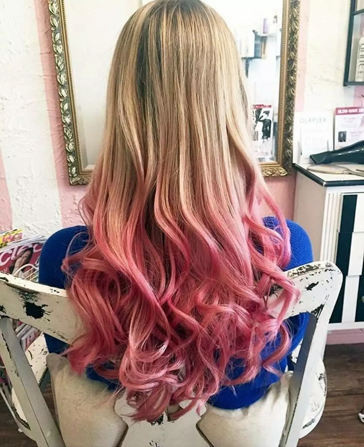 Розовые концы на русых волосах