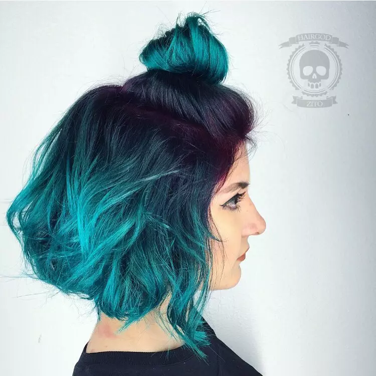 טורקיז צבע שיער (47 תמונות): אילו בנות הם כהים ואור טורקיז צבעים? איך לצייר את השיער שלך? 5232_10