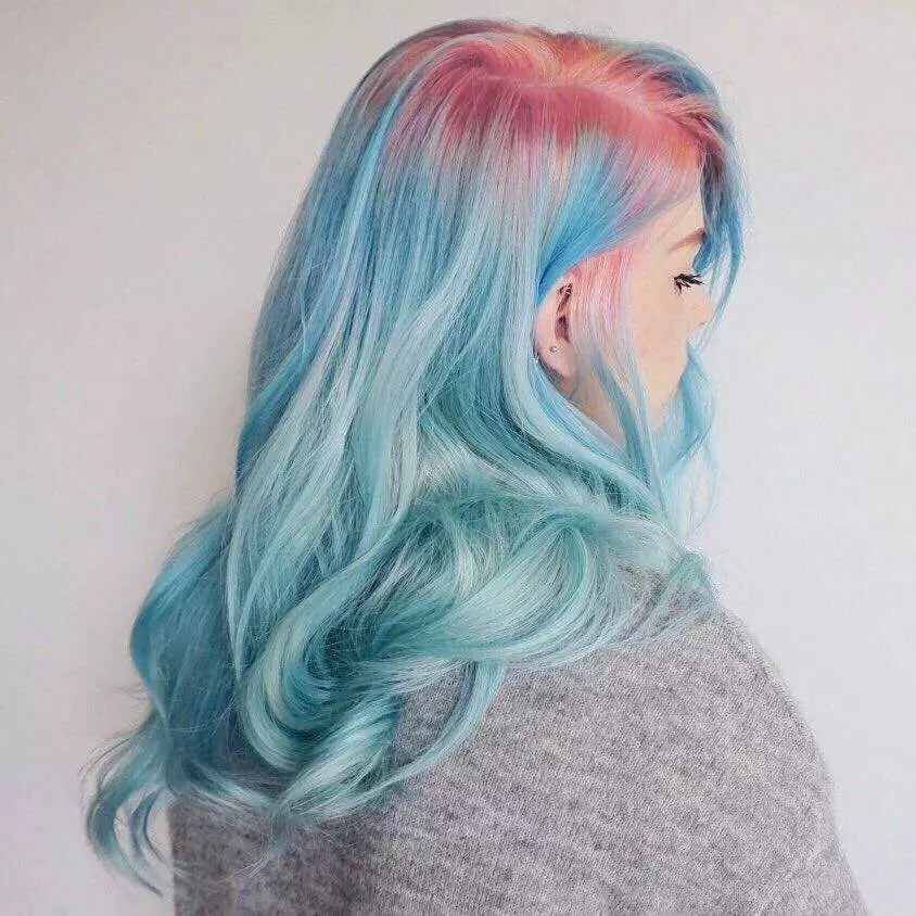 Colore dei capelli turchesi (47 foto): quali ragazze sono colori turchesi scuri e leggeri? Come dipingere i tuoi capelli? 5232_22