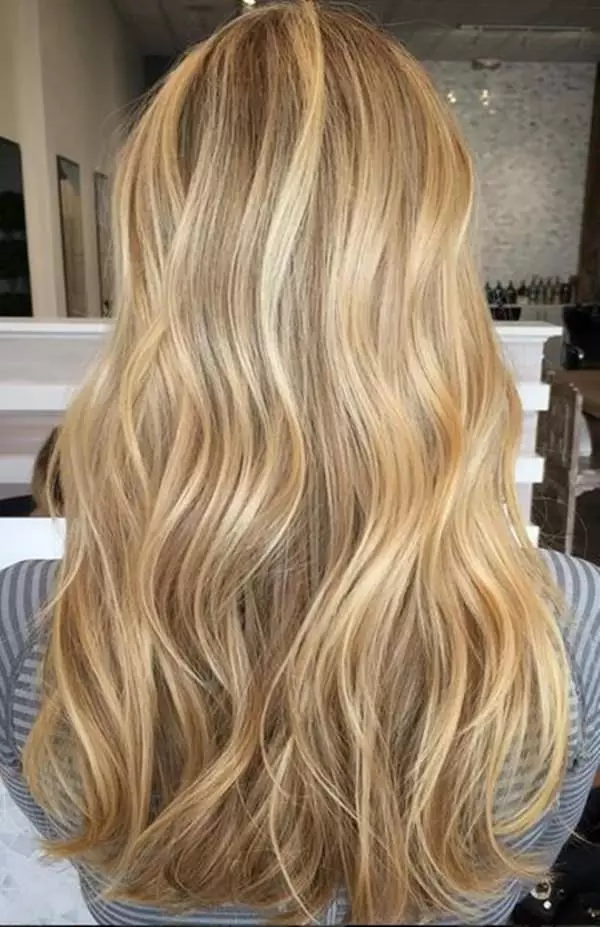 Ξανθιά άμμος (42 φωτογραφίες): Ποια είναι η σκιά της ξανθιάς άμμου μαλλιών; Πώς να ζωγραφίσετε τα μαλλιά σας χωρίς κιτρινωότητα; Φροντίδα μετά από χρώση 5236_11