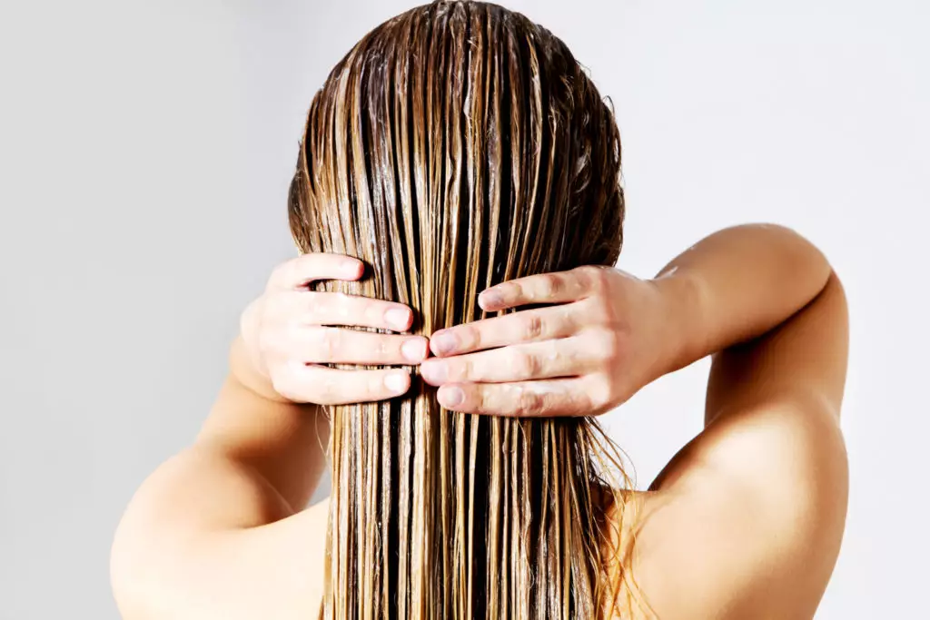 Ξανθιά άμμος (42 φωτογραφίες): Ποια είναι η σκιά της ξανθιάς άμμου μαλλιών; Πώς να ζωγραφίσετε τα μαλλιά σας χωρίς κιτρινωότητα; Φροντίδα μετά από χρώση 5236_35