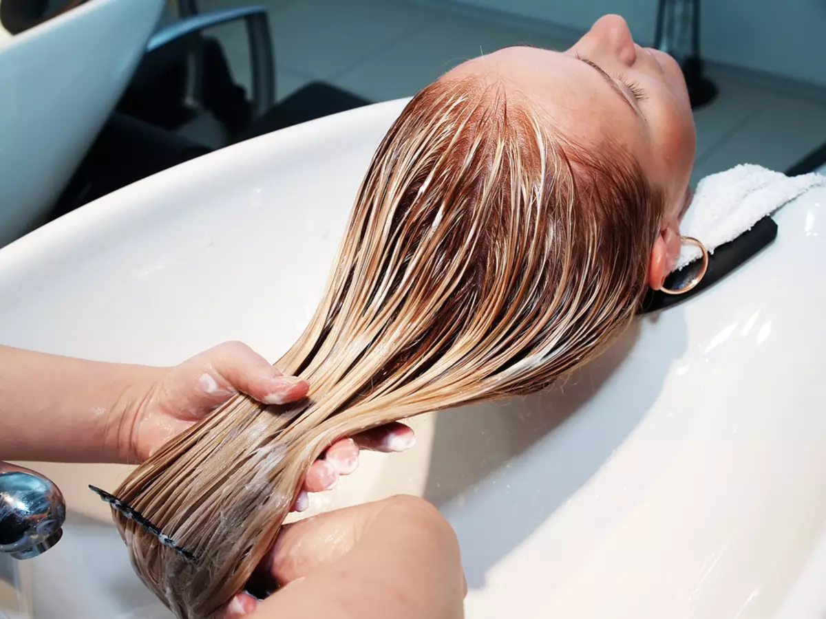Rubio de arena (42 fotos): ¿Quién es la sombra del rubio de arena de pelo? ¿Cómo pintar tu cabello sin amarre? Cuidado después de la tinción 5236_36