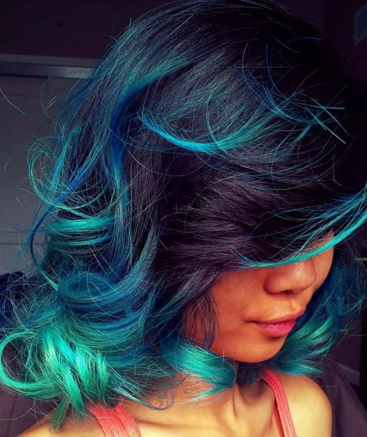 Покрасить волосы в красивый цвет. Антоцианин неон. Яркие синие волосы. Окрашивание с яркими голубыми прядями. Разноцветное мелирование на темные волосы.