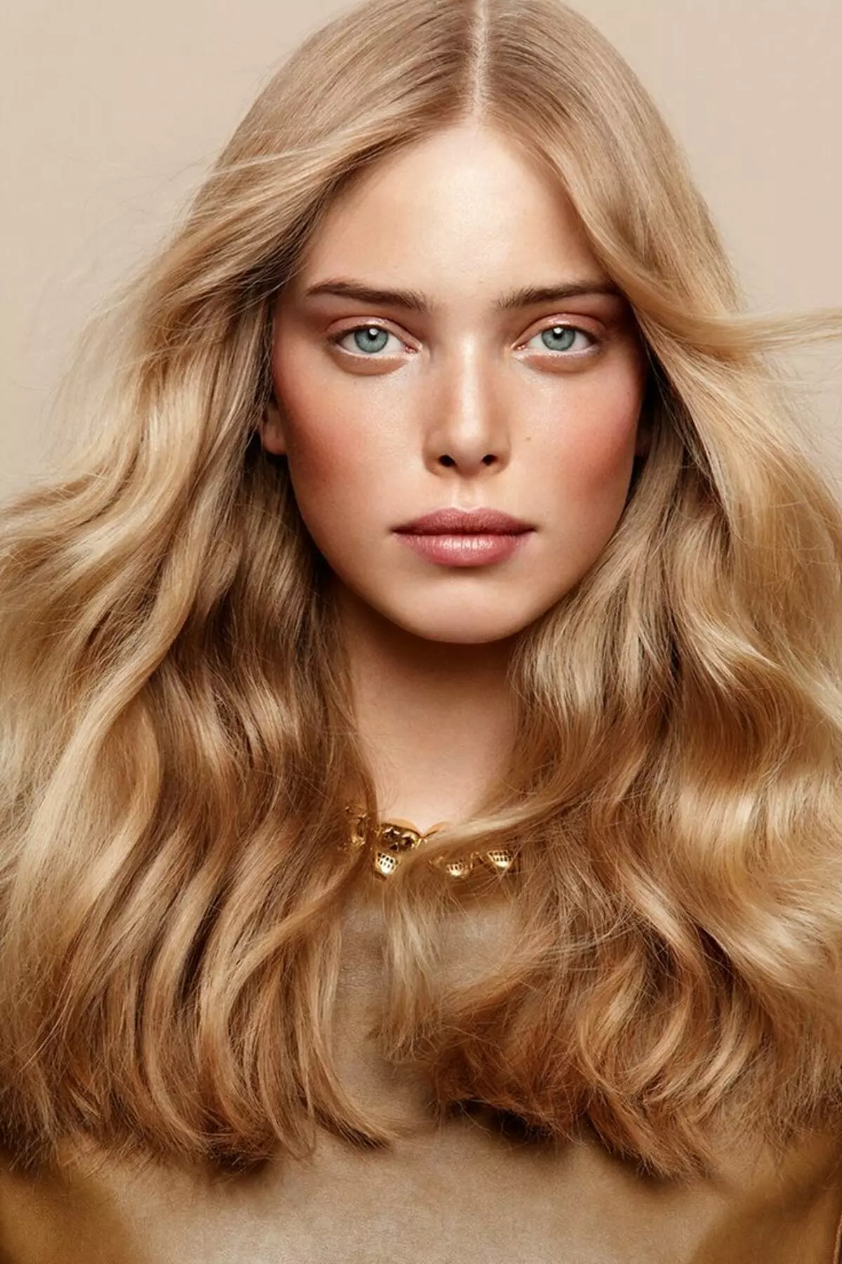 Golden Rubio (52 fotos): ¿Quién es el color de la rubia dorada del cabello? Sombras de oro claro y de oro oscuro, oro-oro y rubia beige dorada 5242_3