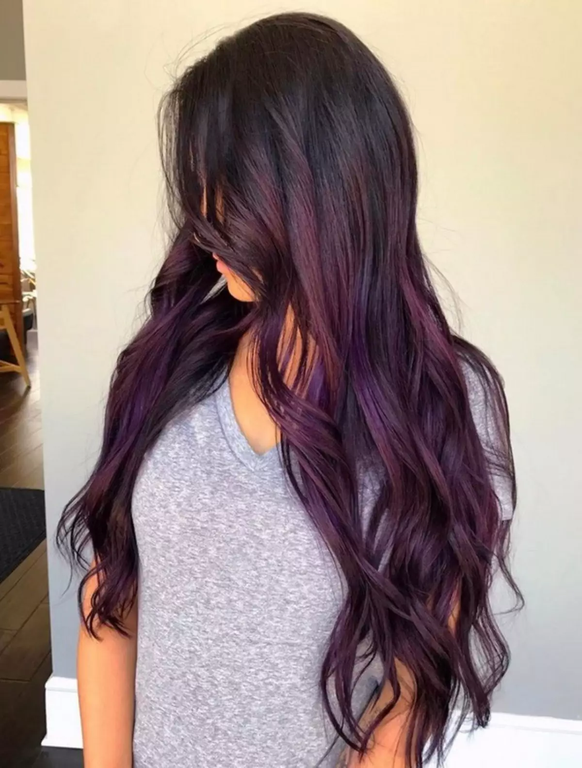 Каштановые волосы с фиолетовыми прядями