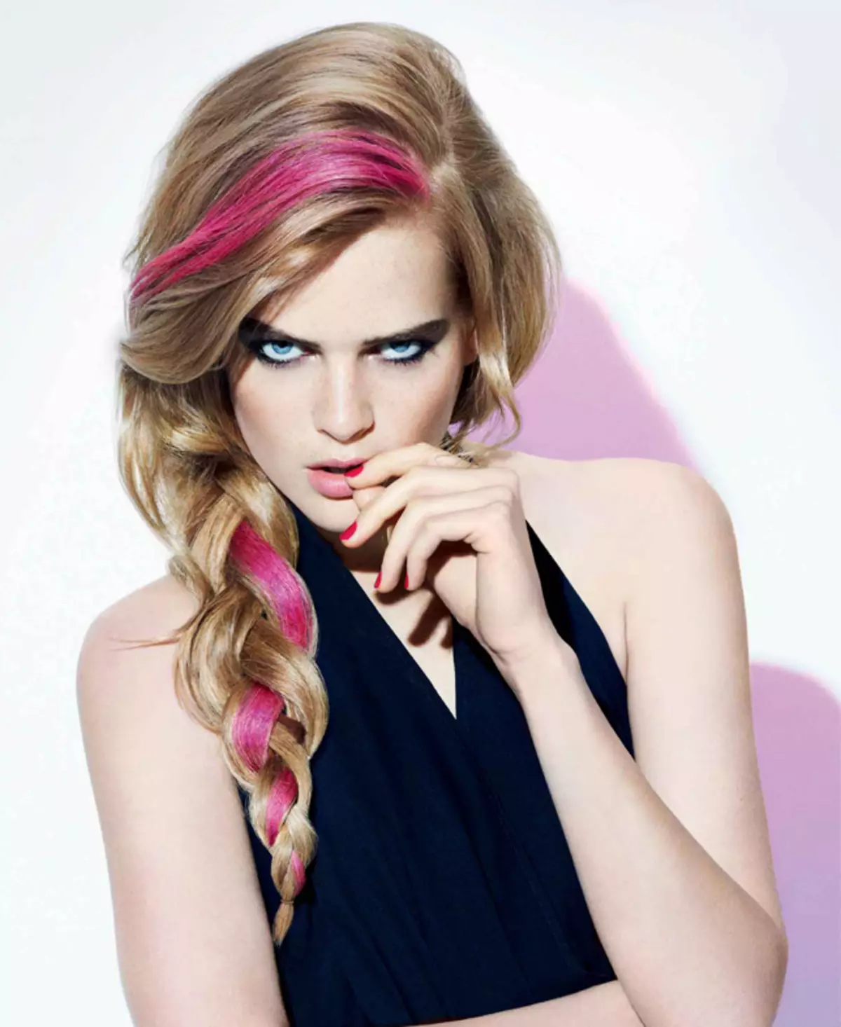 Tónico de pelo rosado (20 fotos): Qué elegir para cabello rubio, ceniza y tonos humeantes, rosa suavemente para el cabello oscuro 5267_13