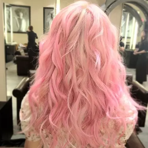 Tónico de pelo rosado (20 fotos): Qué elegir para cabello rubio, ceniza y tonos humeantes, rosa suavemente para el cabello oscuro 5267_18