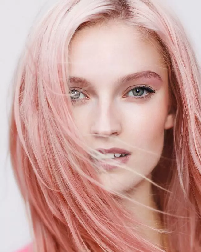 Różowy Hair Tonic (20 zdjęcia): Co wybrać dla blond włosy, popiołu i zadymionych odcieniach, delikatnie różowy dla ciemnych włosów 5267_4