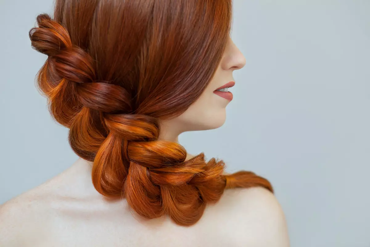 Kevyt punapää hiusten väri (55 valokuvaa): punertavan sävyt, joissa russes, on Tump ja muut vaihtoehdot. Kuinka saada oikea sävy ja kenelle se sopii? 5272_11