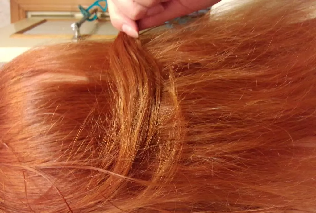 Svijetlo crvenokosa boja kose (55 fotografija): crvenkaste nijanse s ruskim sa guzom i drugim opcijama. Kako dobiti pravi ton i kome se uklapa? 5272_47