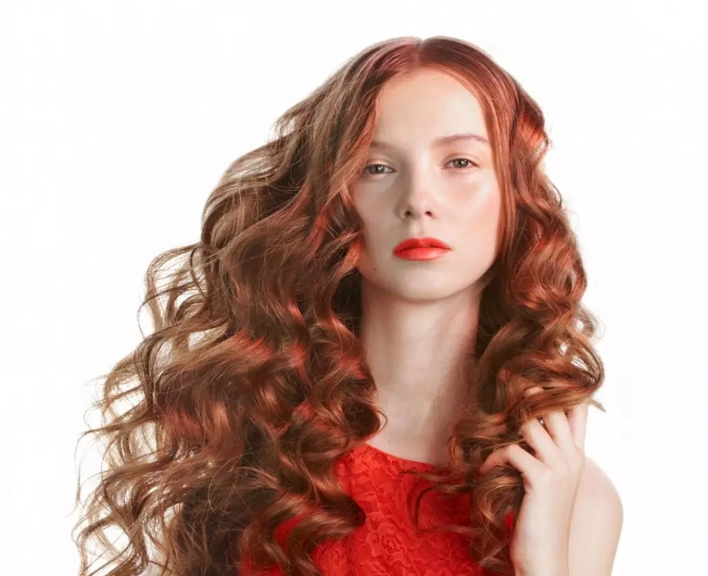 Svijetlo crvenokosa boja kose (55 fotografija): crvenkaste nijanse s ruskim sa guzom i drugim opcijama. Kako dobiti pravi ton i kome se uklapa? 5272_6
