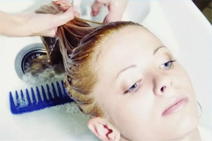Osvětlení vlasů (22 photos): Tint Shampoos a balzámy pro lehké vlasy a blondýnka, je možné objasnit vlasy s tonickým 5273_10