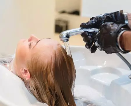 Como lavar o tónico, o xampú esqueleto ou o bálsamo con cabelo (40 fotos): o que pode ser rápidamente lavado, despois de canto se limpa por completo, como lava a pel das mans na casa 5275_18