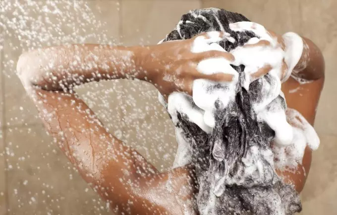 Sådan vaskes tonic, skelet shampoo eller balsam med hår (40 billeder): Hvad kan hurtigt skylles, efter hvor meget det rengøres helt, hvordan man vasker det fra hænderne hjemme 5275_19