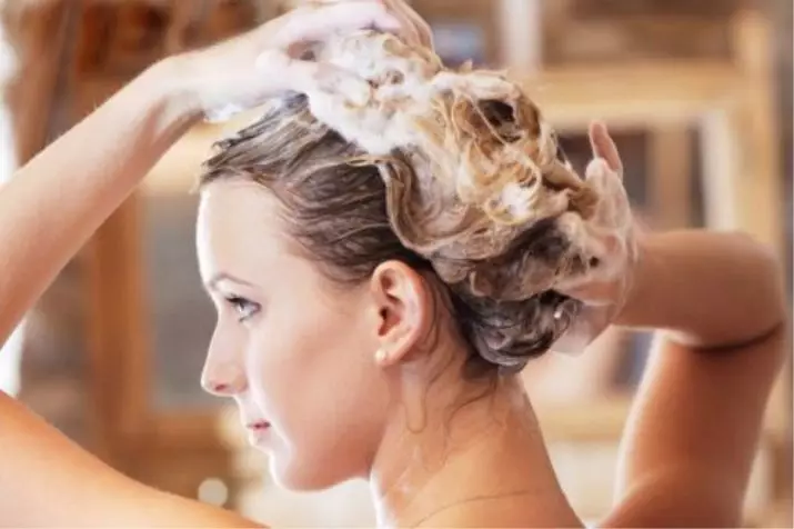 Kako oprati tonik, skeletni šampon ili balzam sa kosom (40 fotografija): Šta se može brzo ispirati, nakon čega se čisti u potpunosti, kako da ga opere iz kože ruku kod kuće 5275_7